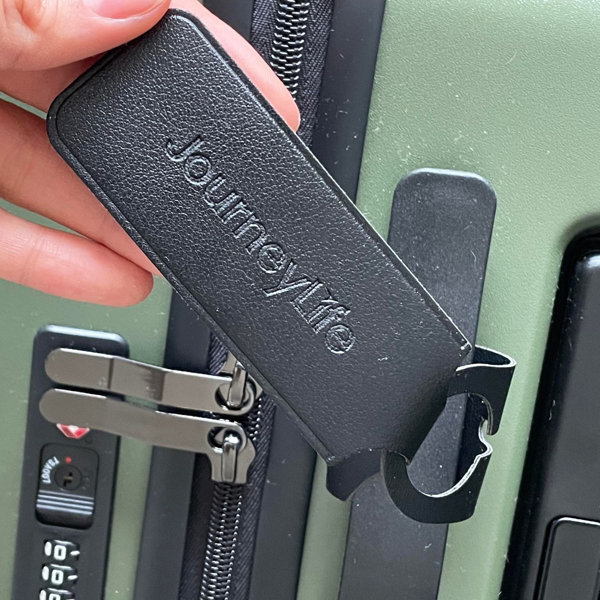 Sort Journeylife kuffertmærke på grøn Explorer kuffert