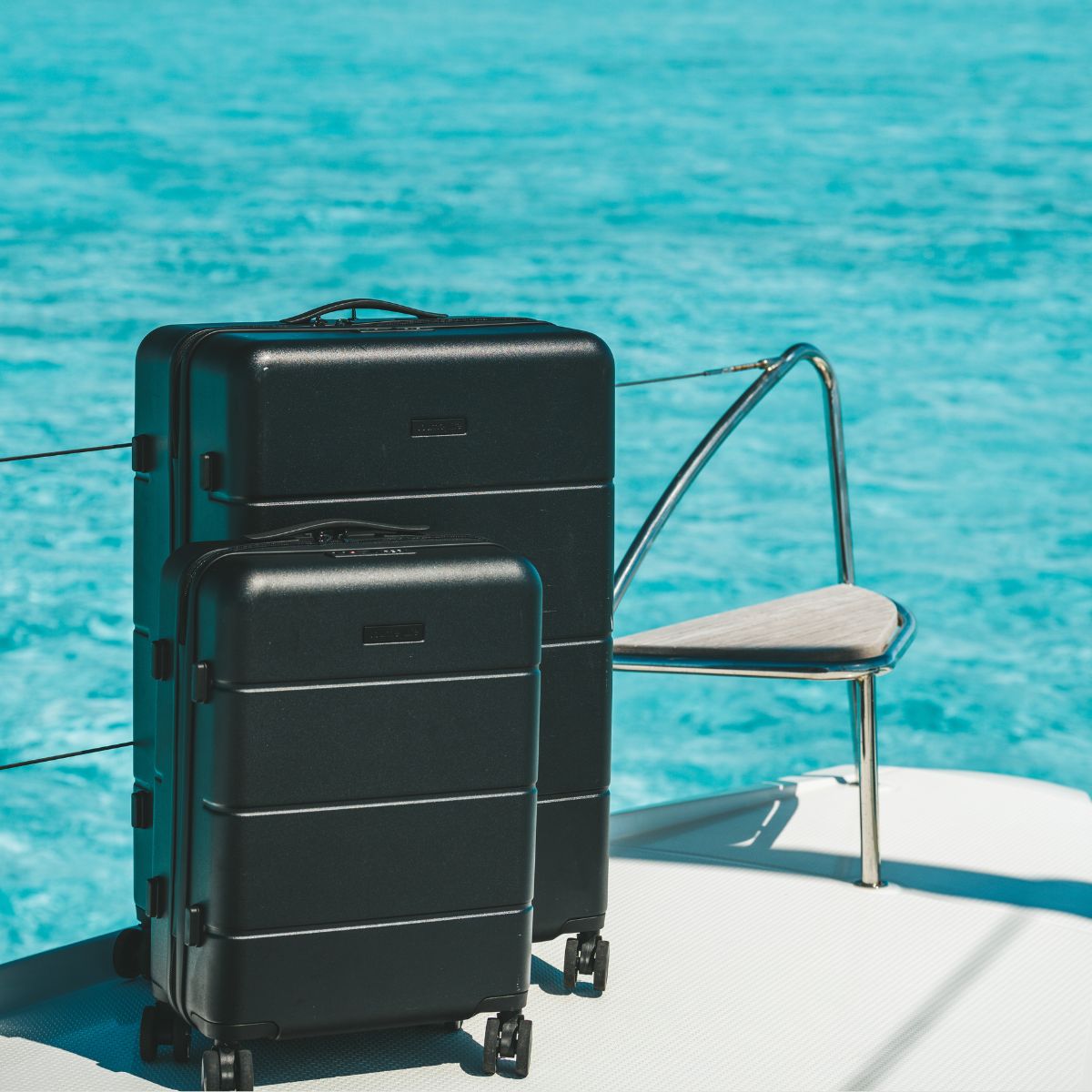 Sort journeylife explorer kuffert på yacht